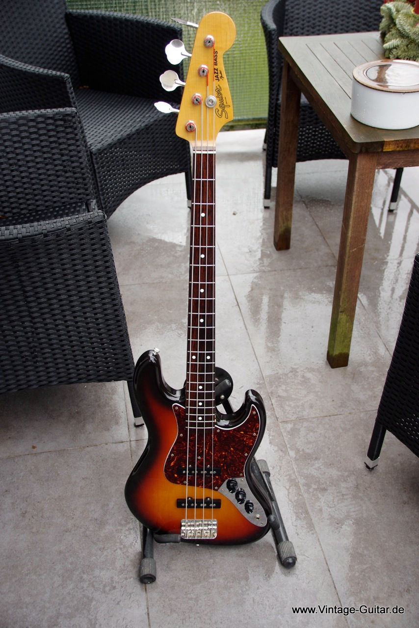 Squier-Jazzbass-medium-scale-sunburst-1983-001.jpg