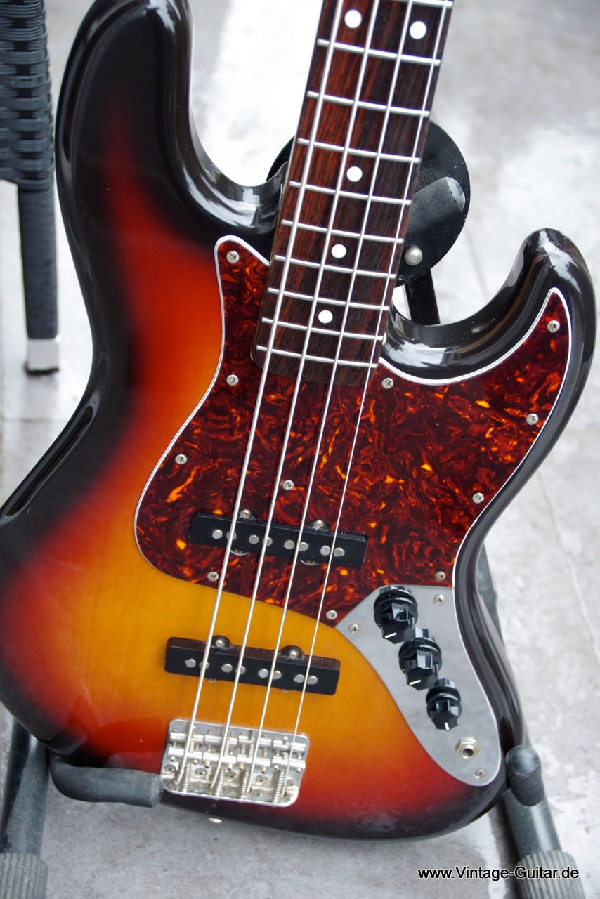 Squier-Jazzbass-medium-scale-sunburst-1983-002.jpg