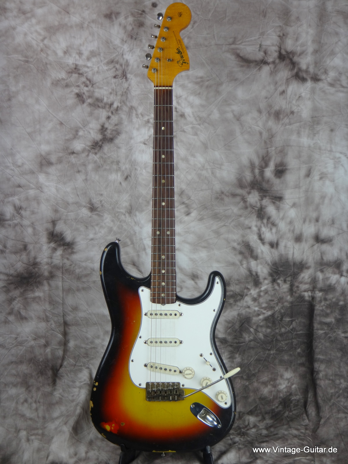 Fender_Stratocaster_1966_sunburst-black-bobbin-pickups-001.JPG