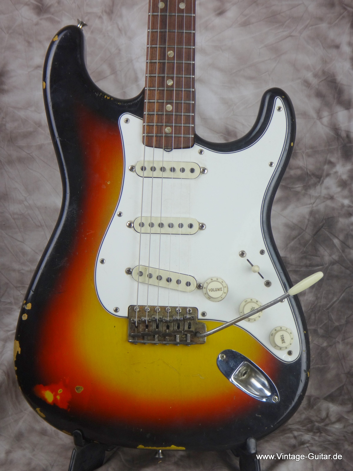 Fender_Stratocaster_1966_sunburst-black-bobbin-pickups-002.JPG