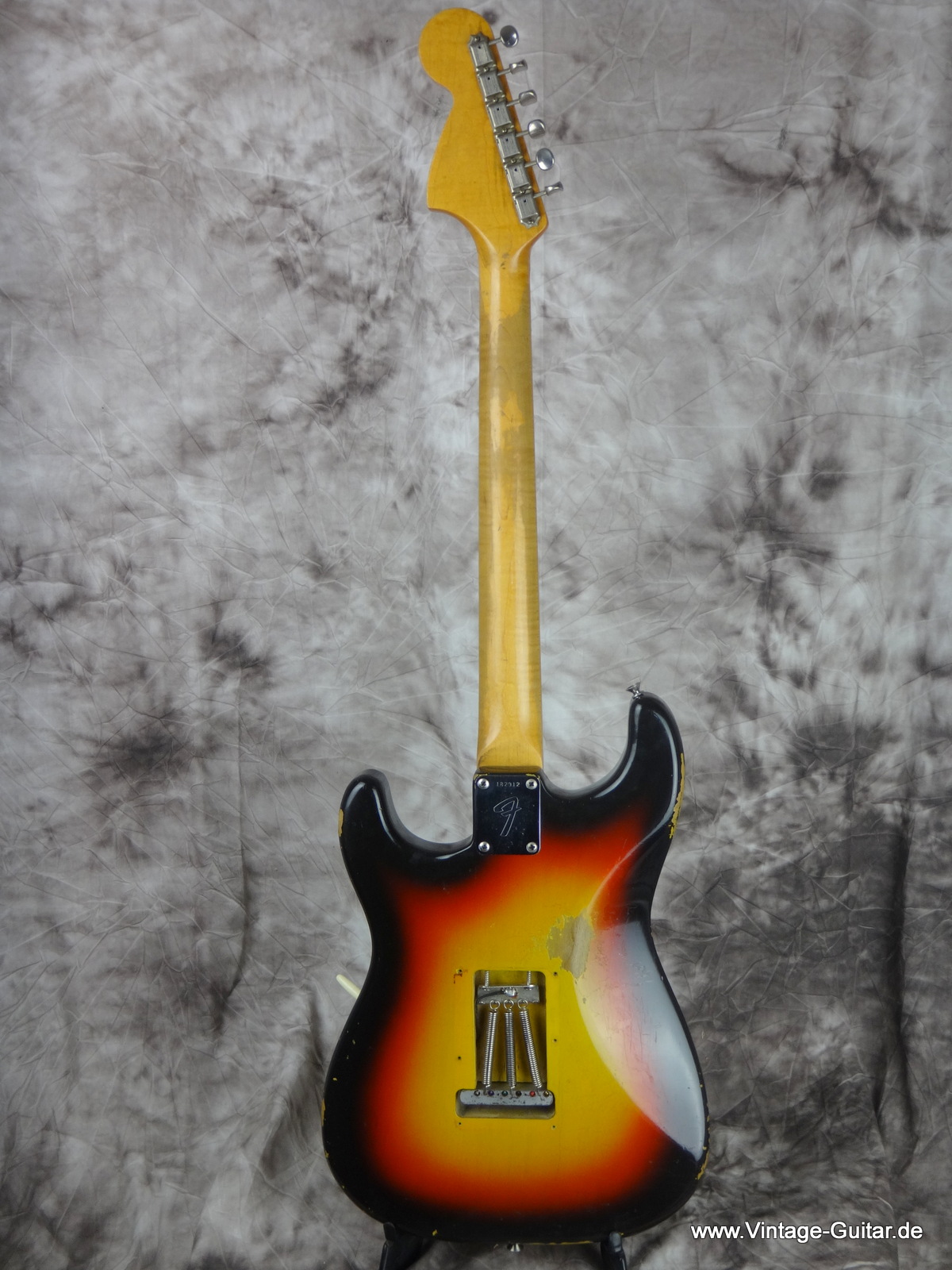 Fender_Stratocaster_1966_sunburst-black-bobbin-pickups-003.JPG