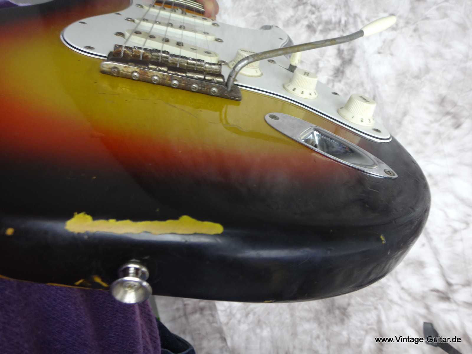 Fender_Stratocaster_1966_sunburst-black-bobbin-pickups-009.JPG