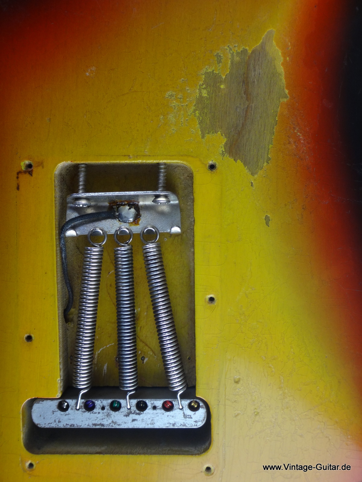 Fender_Stratocaster_1966_sunburst-black-bobbin-pickups-012.JPG