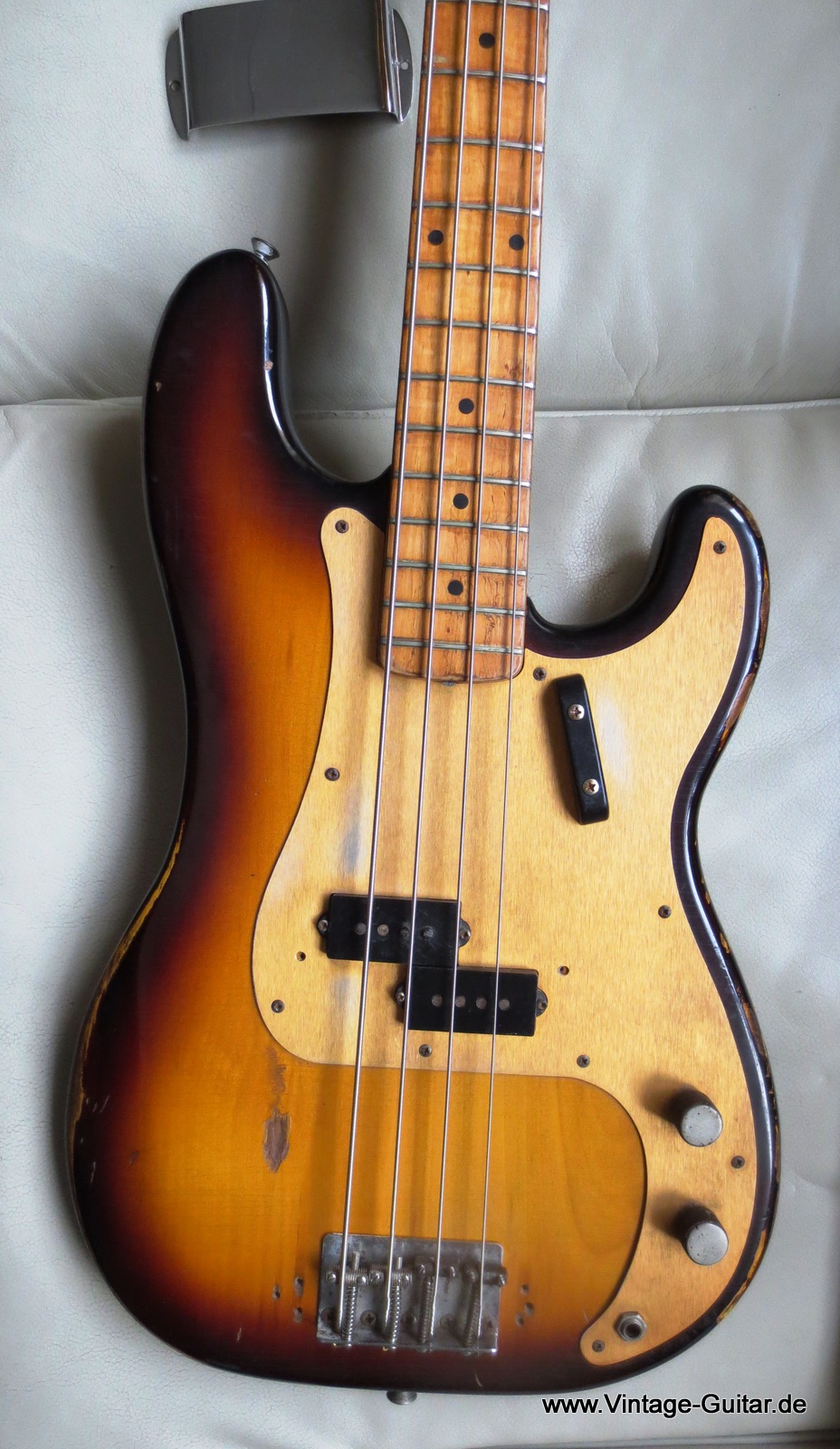 Fender_Precision_Bass_1958-anodized-pickguard-002.JPG