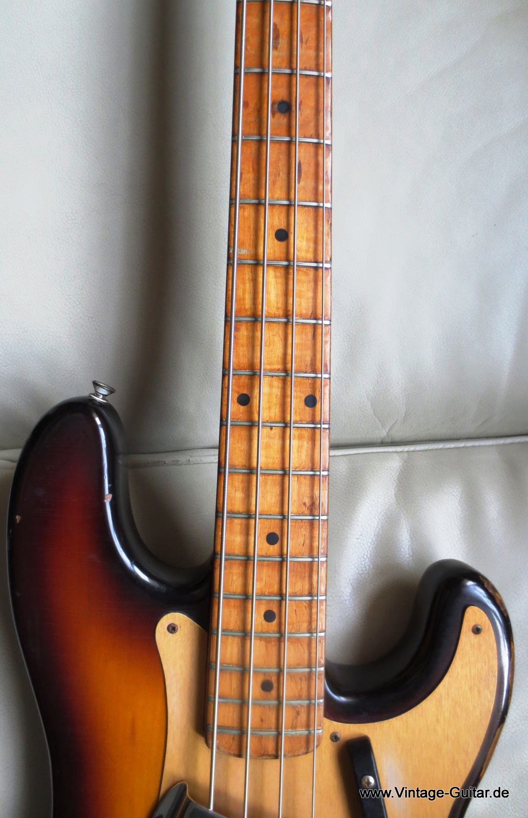 Fender_Precision_Bass_1958-anodized-pickguard-003.JPG
