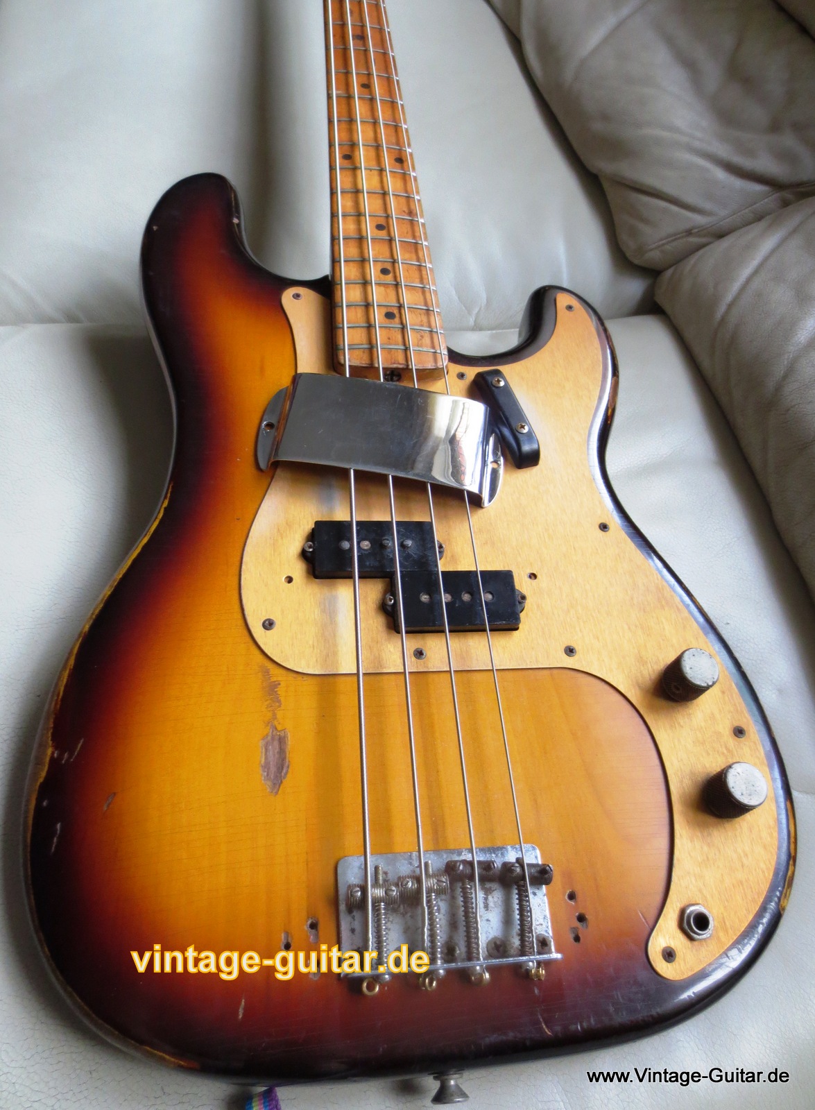 Fender_Precision_Bass_1958-anodized-pickguard-005.JPG
