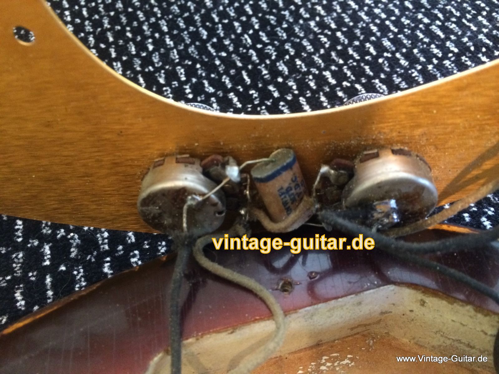 Fender_Precision_Bass_1958-anodized-pickguard-018.JPG