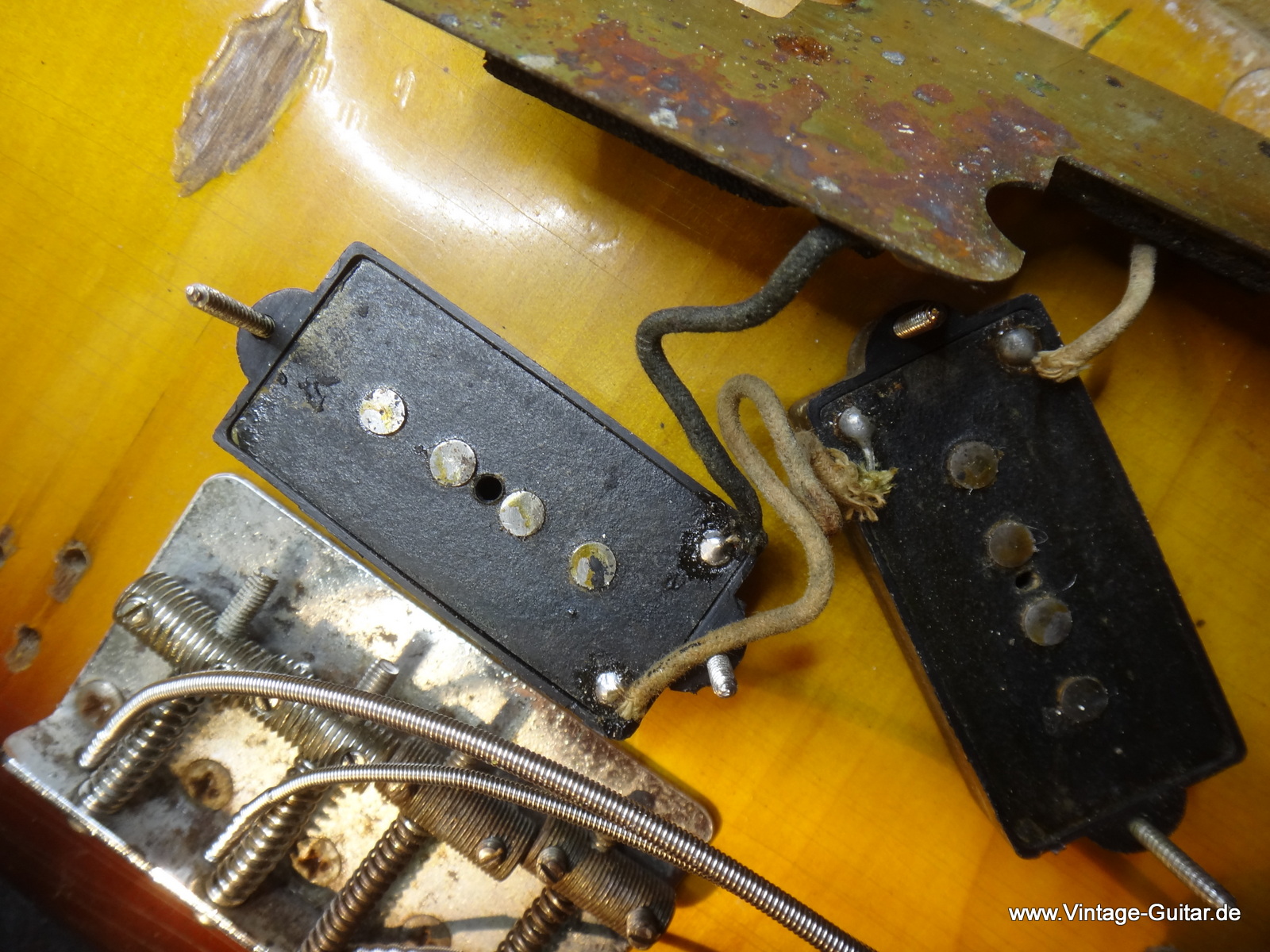 Fender_Precision_Bass_1958-anodized-pickguard-027.JPG