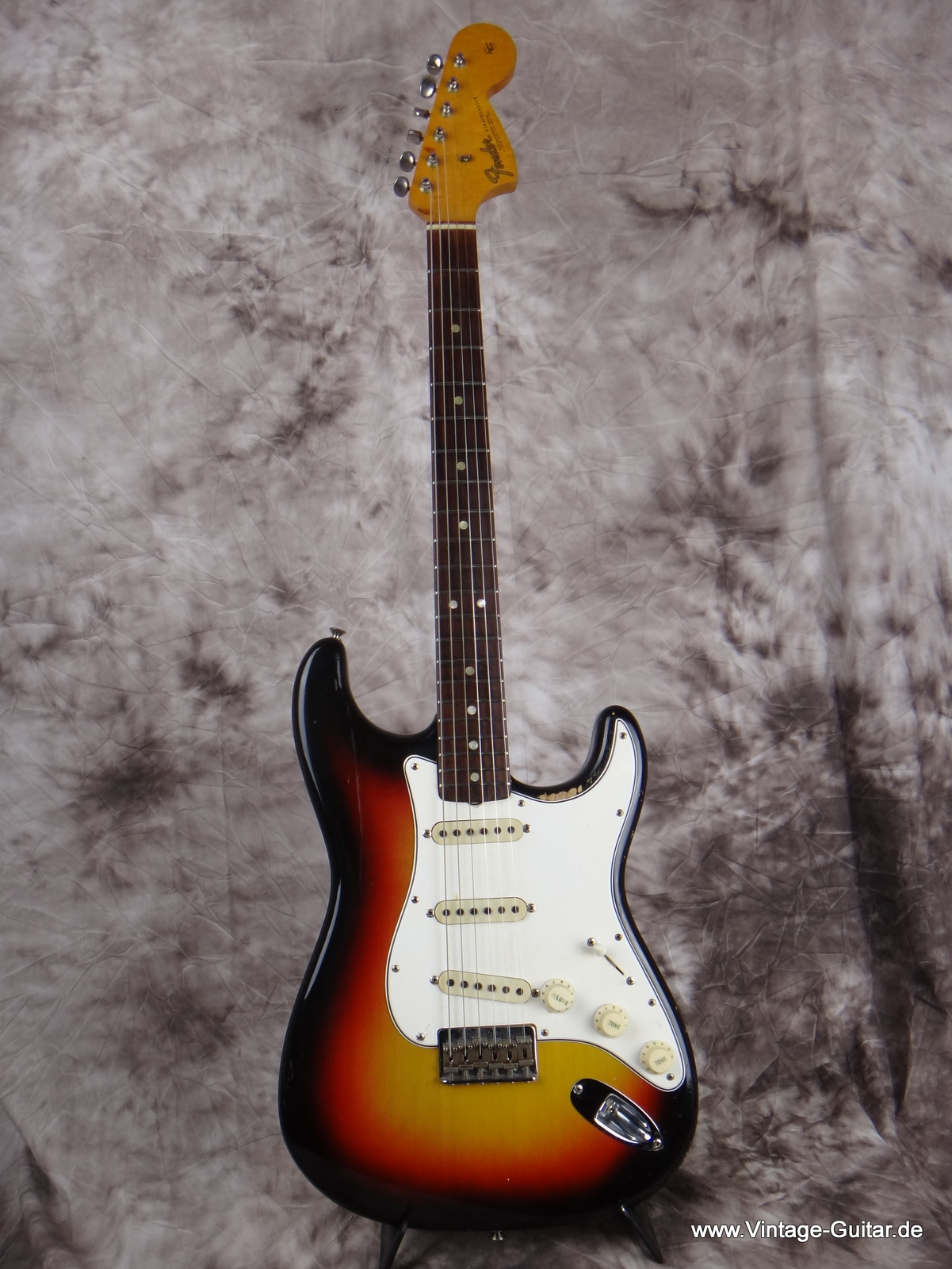 Fender_Stratocaster_1965_large-headstock-sunburst-001.JPG