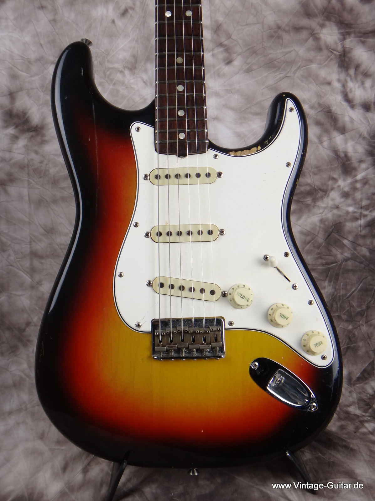 Fender_Stratocaster_1965_large-headstock-sunburst-002.JPG