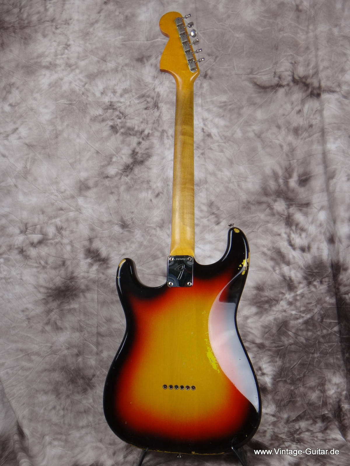 Fender_Stratocaster_1965_large-headstock-sunburst-003.JPG
