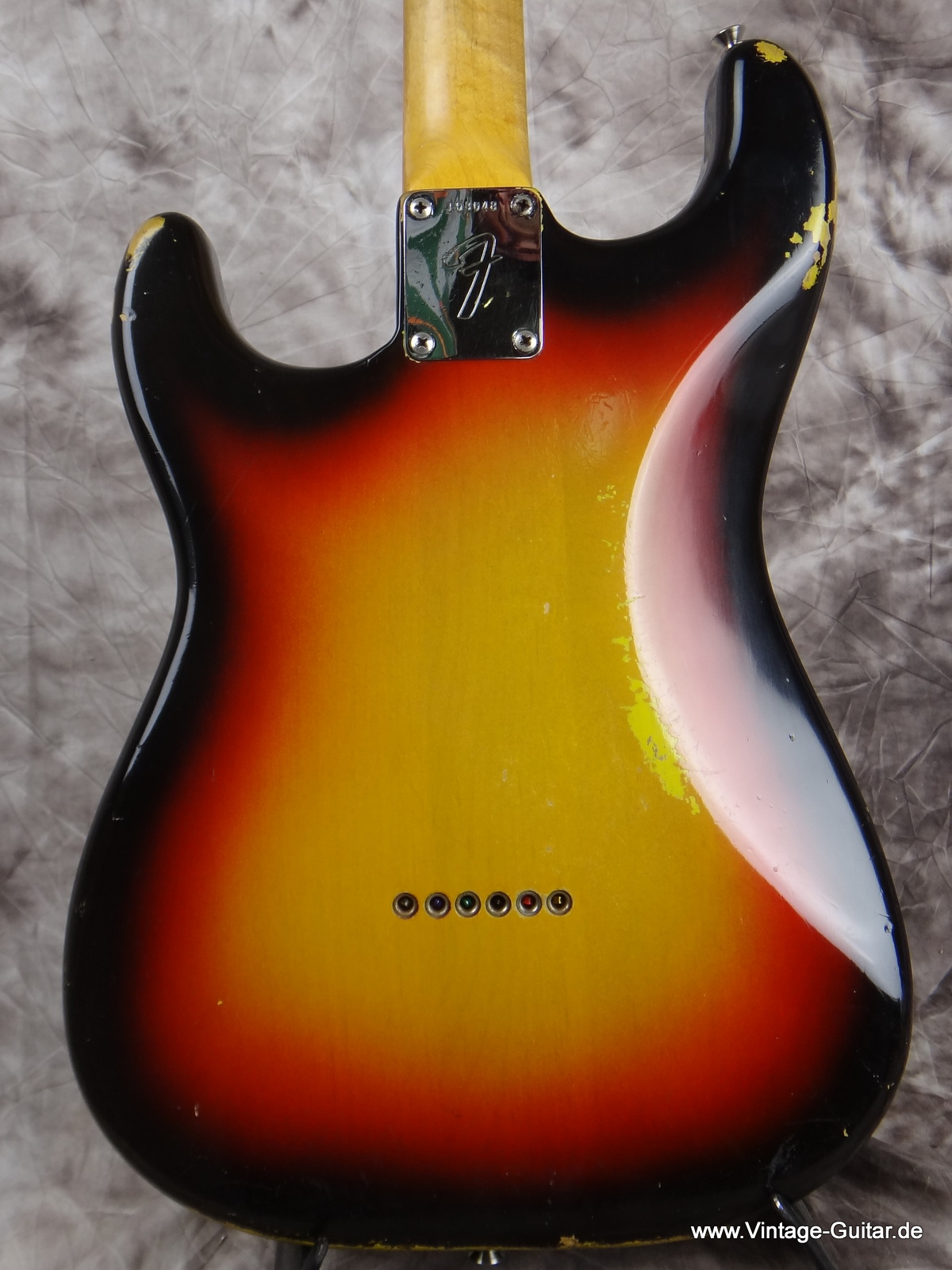 Fender_Stratocaster_1965_large-headstock-sunburst-004.JPG