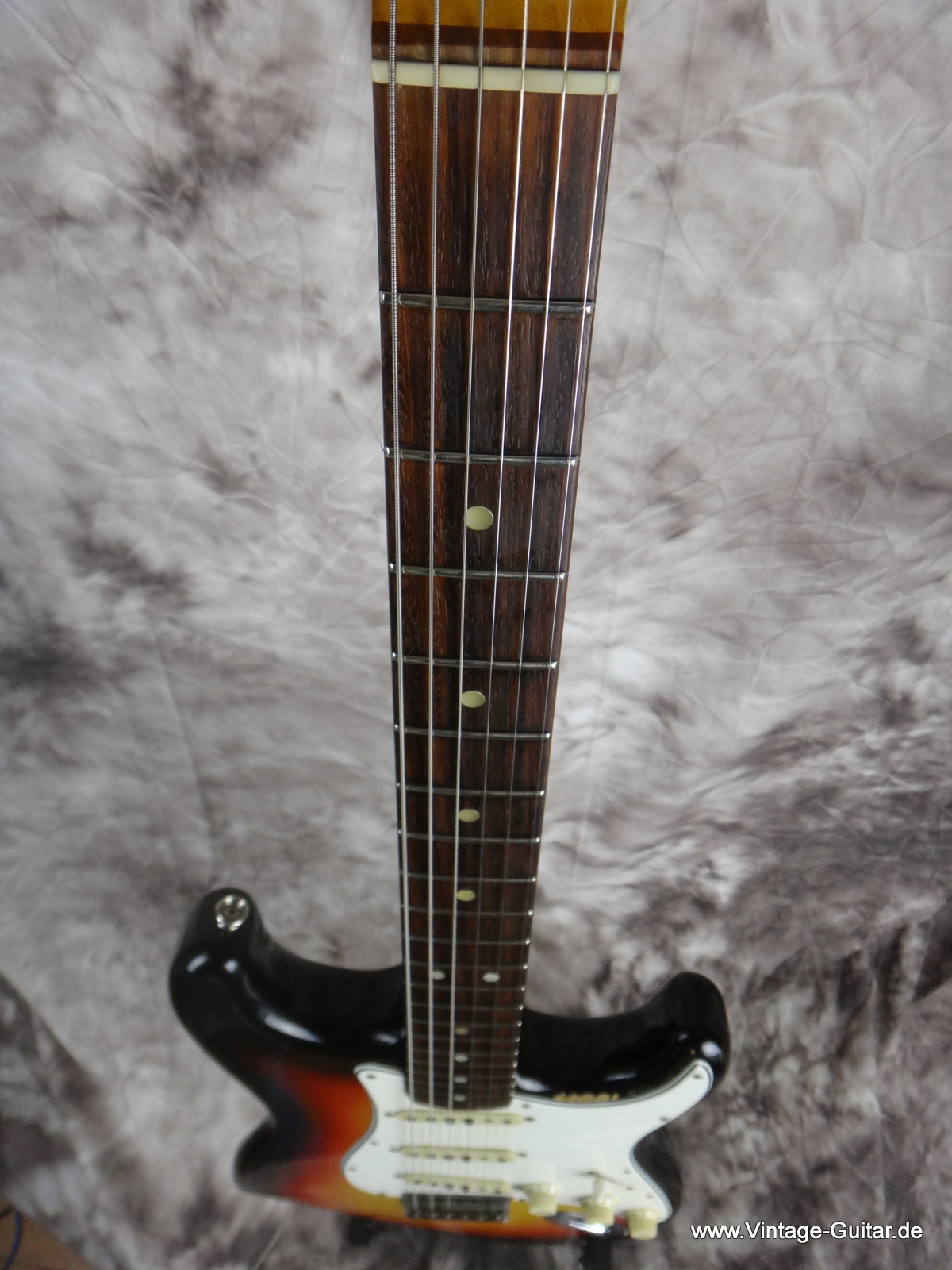 Fender_Stratocaster_1965_large-headstock-sunburst-007.JPG