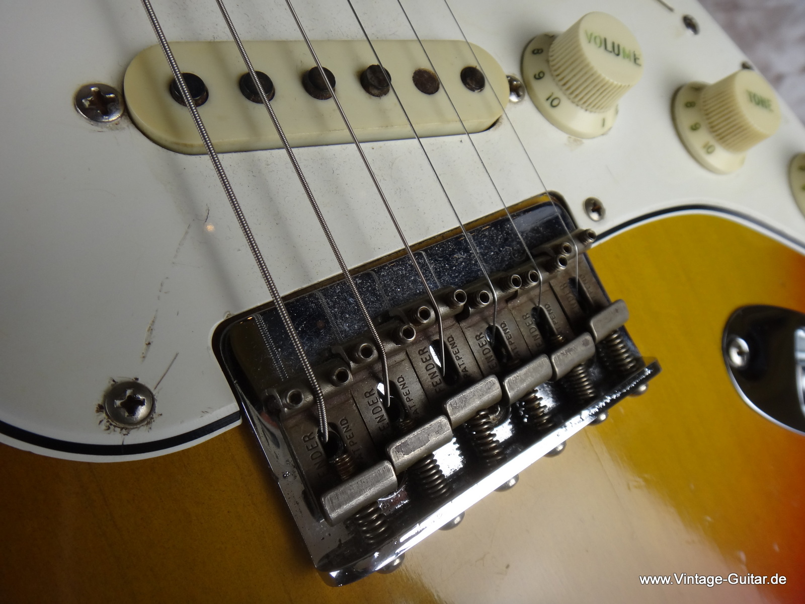 Fender_Stratocaster_1965_large-headstock-sunburst-010.JPG