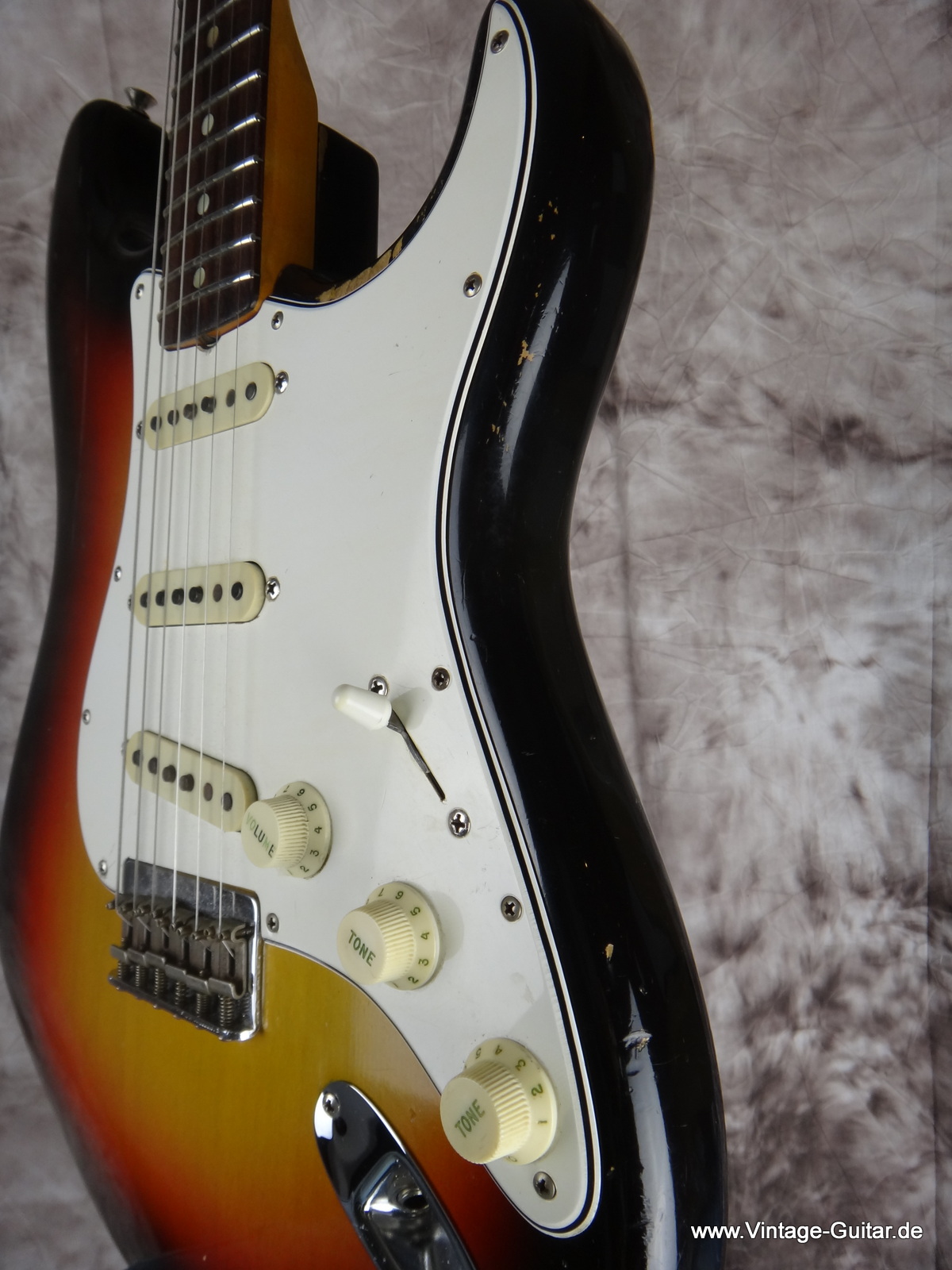 Fender_Stratocaster_1965_large-headstock-sunburst-011.JPG