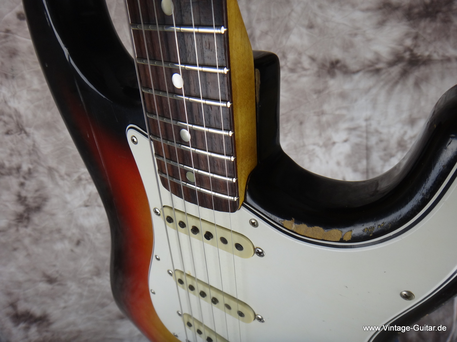 Fender_Stratocaster_1965_large-headstock-sunburst-012.JPG
