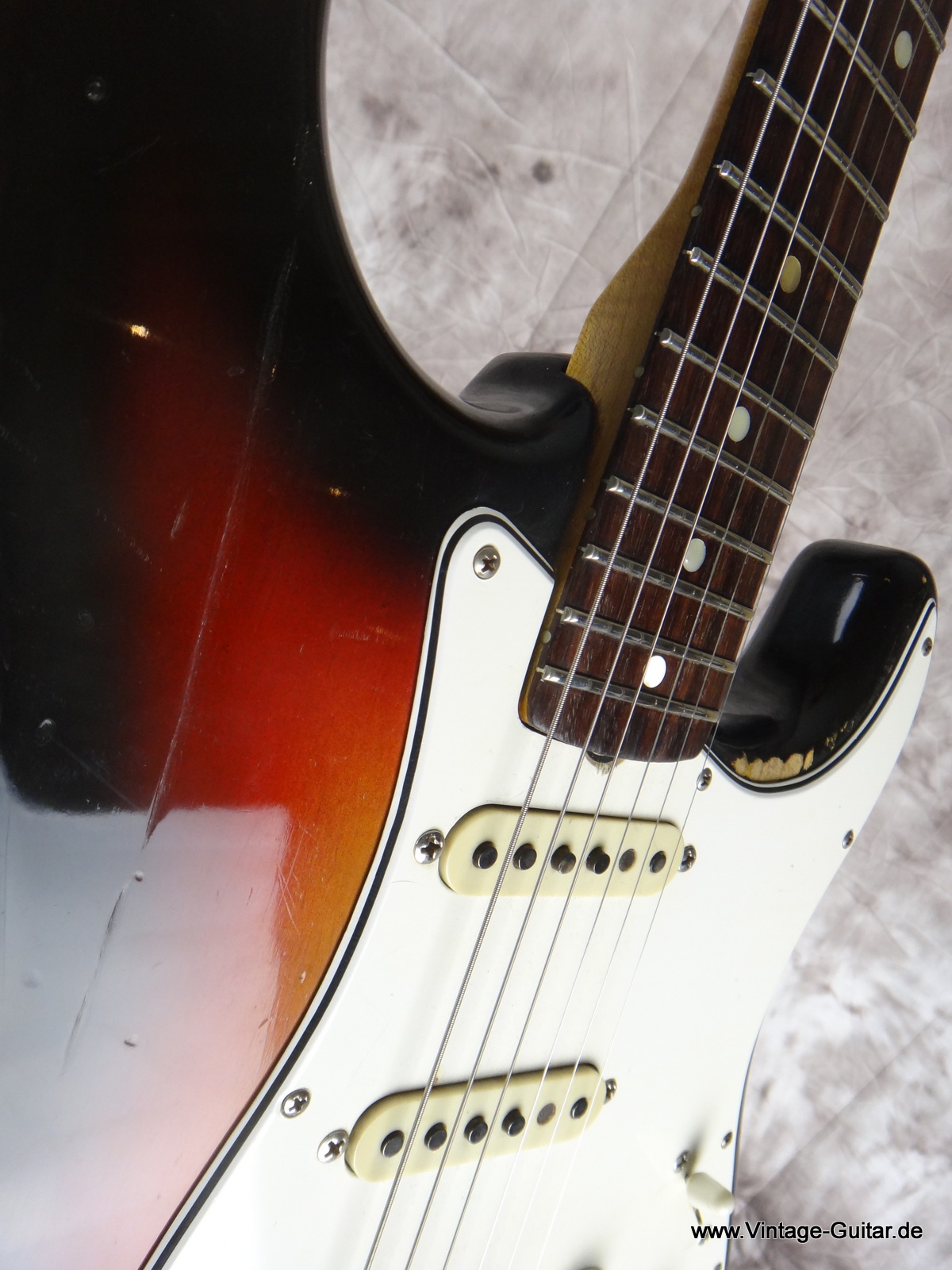 Fender_Stratocaster_1965_large-headstock-sunburst-013.JPG