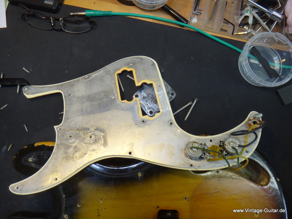 Fender-Precision_Bass_1968-016.JPG