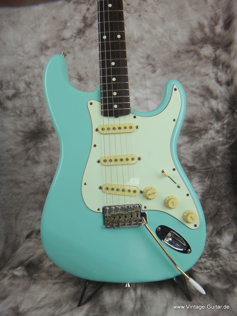 Fender_Stratocaster-Japan-1997-foam-green-002.JPG