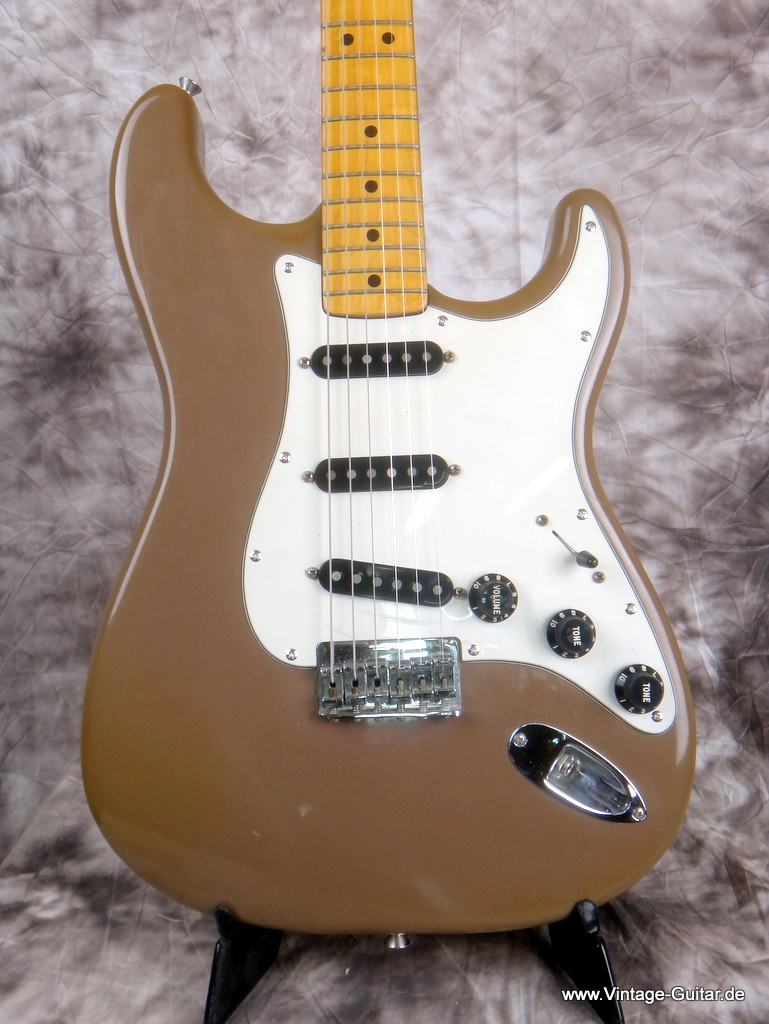 Fender-Stratocaster-1981-sahara-taupe-002.JPG