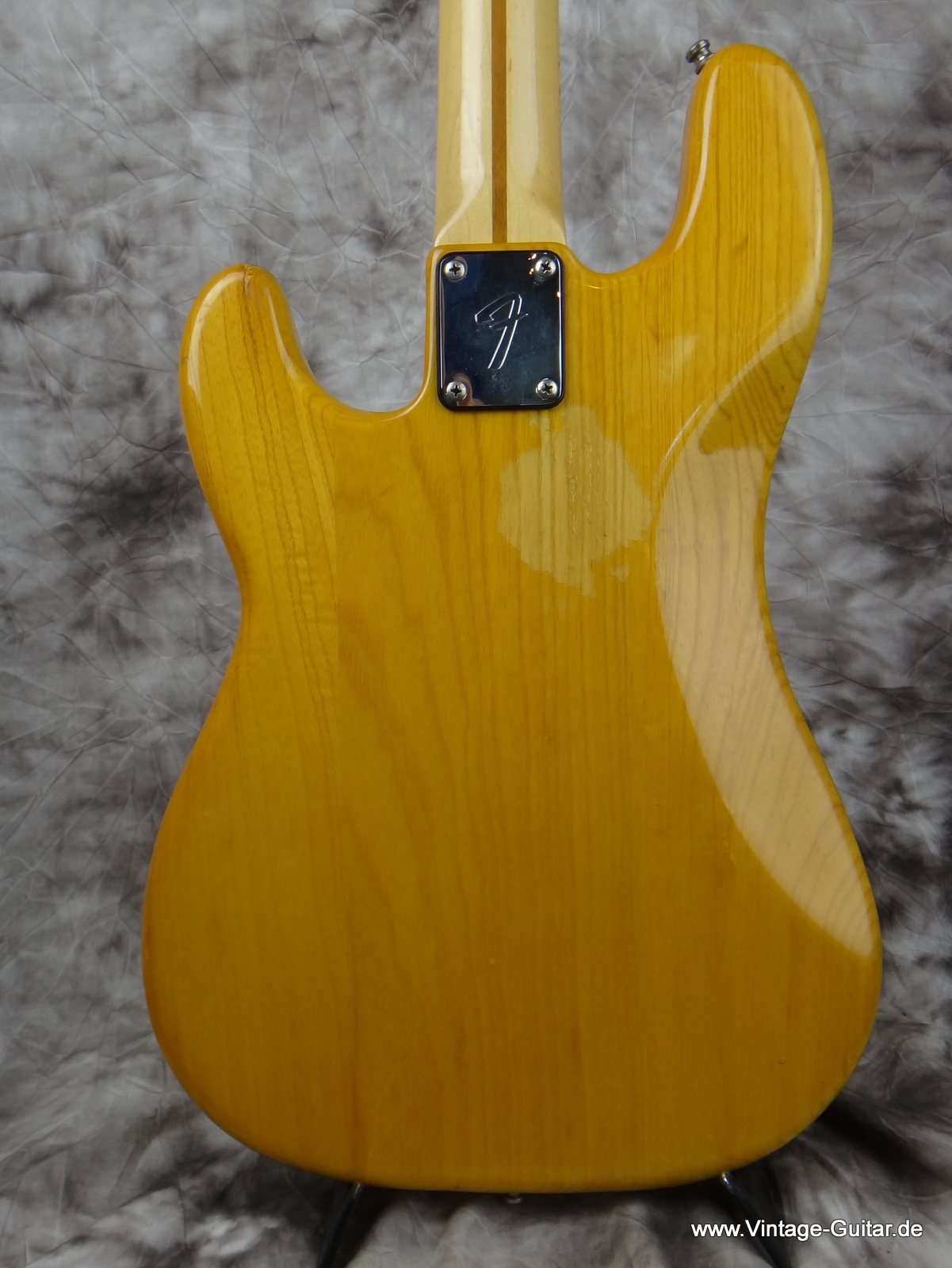 Fender_Precision-Bass_1979-natural-004.JPG