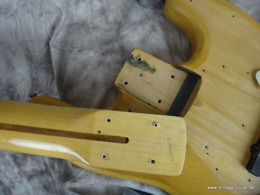 Jazz_Bass_Fender-1971_stipped-natural-012.JPG