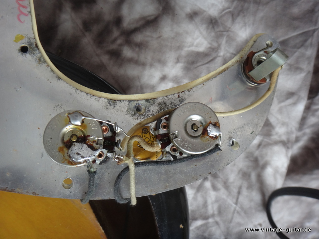 Fender-Precision-sunburst_bass_1966-011.JPG