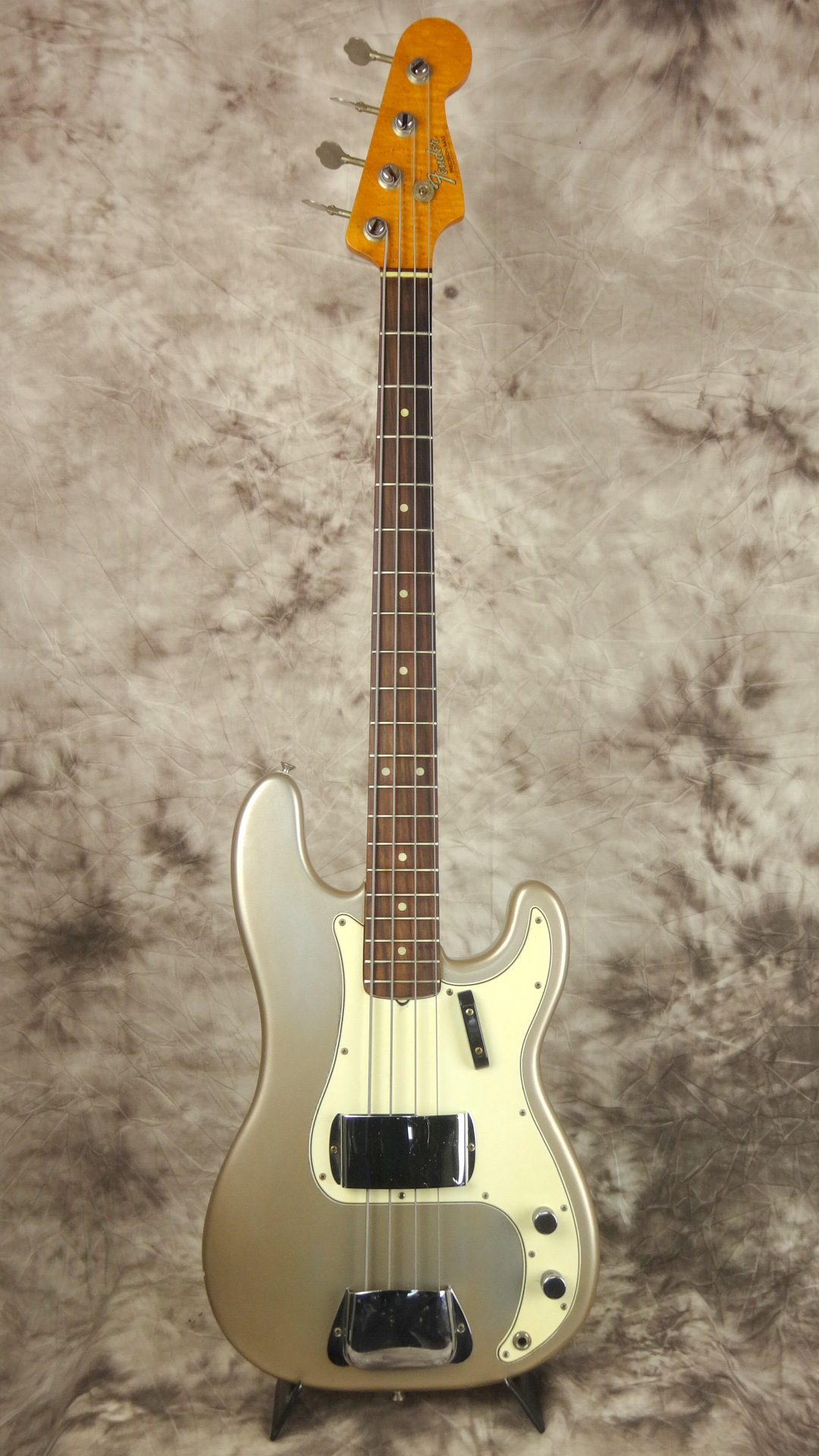 Fedner_precision-Bass-1968-refinished-shoreline-gold-001.JPG