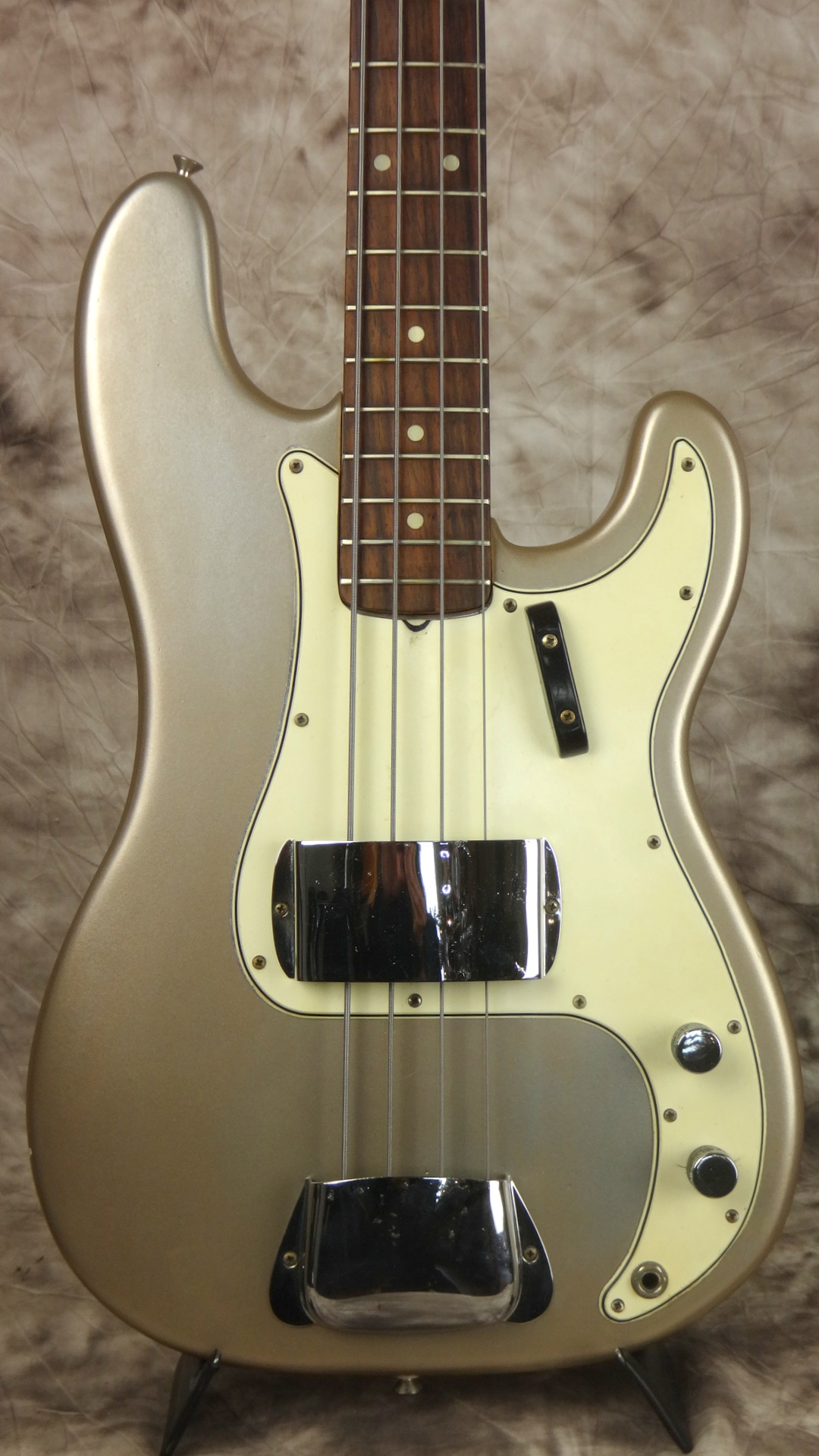 Fedner_precision-Bass-1968-refinished-shoreline-gold-002.JPG