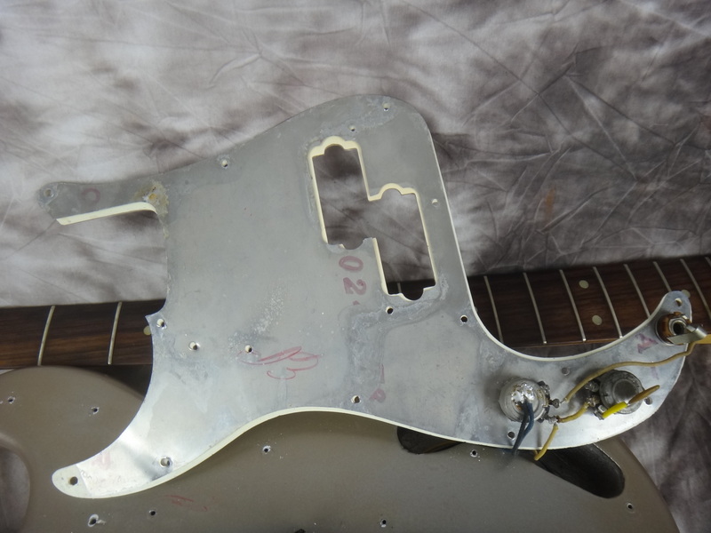 Fender-Precision-Bass-1967-shoreline-gold-refin-011.JPG