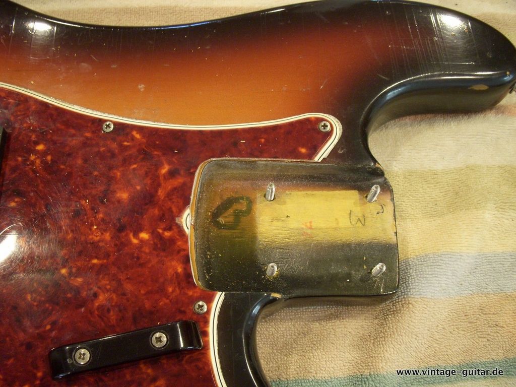 Fender-Precision-Bass-sunburst-AUG-1965-008.jpg
