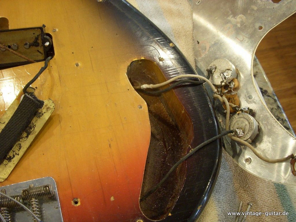 Fender-Precision-Bass-sunburst-AUG-1965-011.jpg