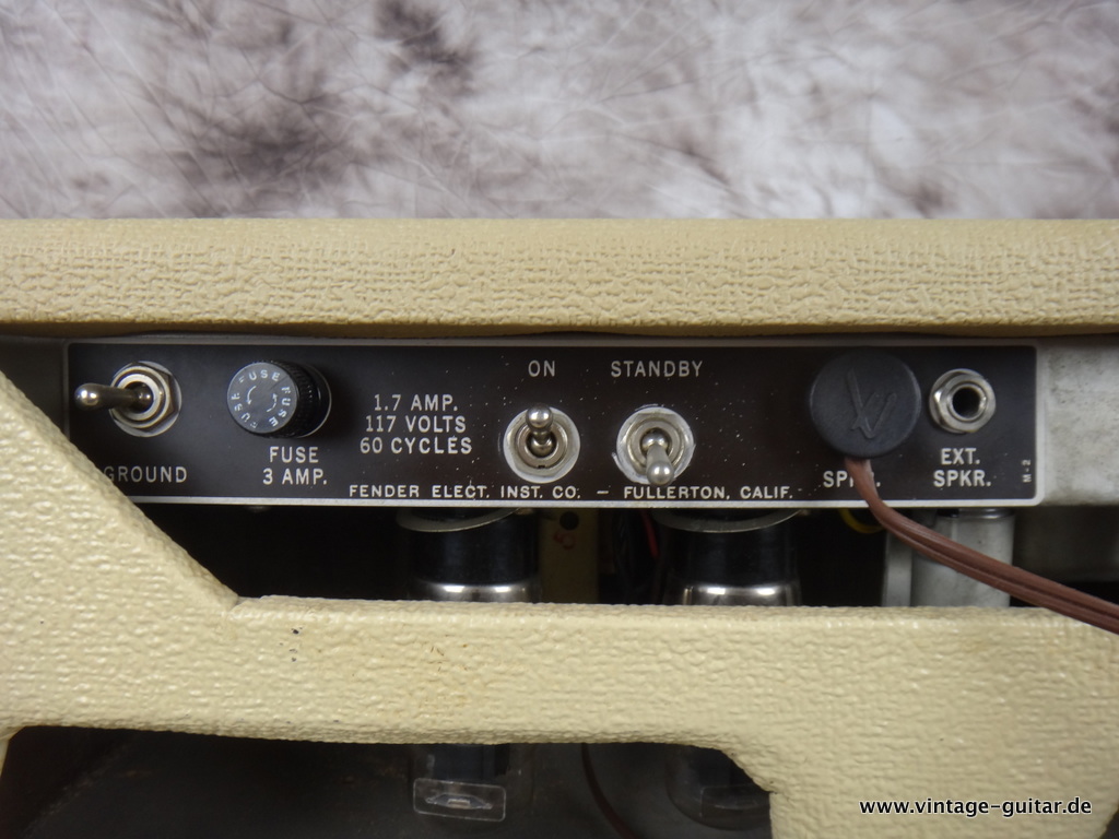 Fender_Bassman_White-Tolex_1962-004.JPG