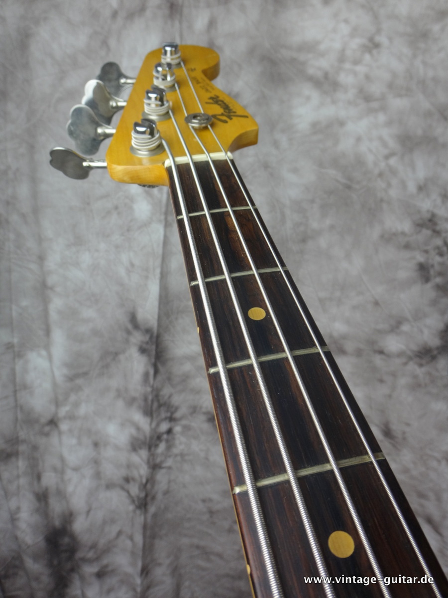 Fender_Jazz-Bass-1962-sunburst-original-case-009.JPG