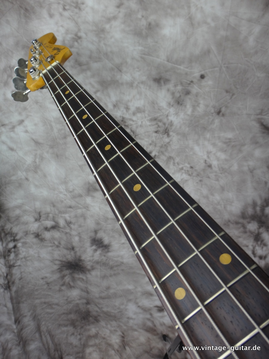 Fender_Jazz-Bass-1962-sunburst-original-case-010.JPG