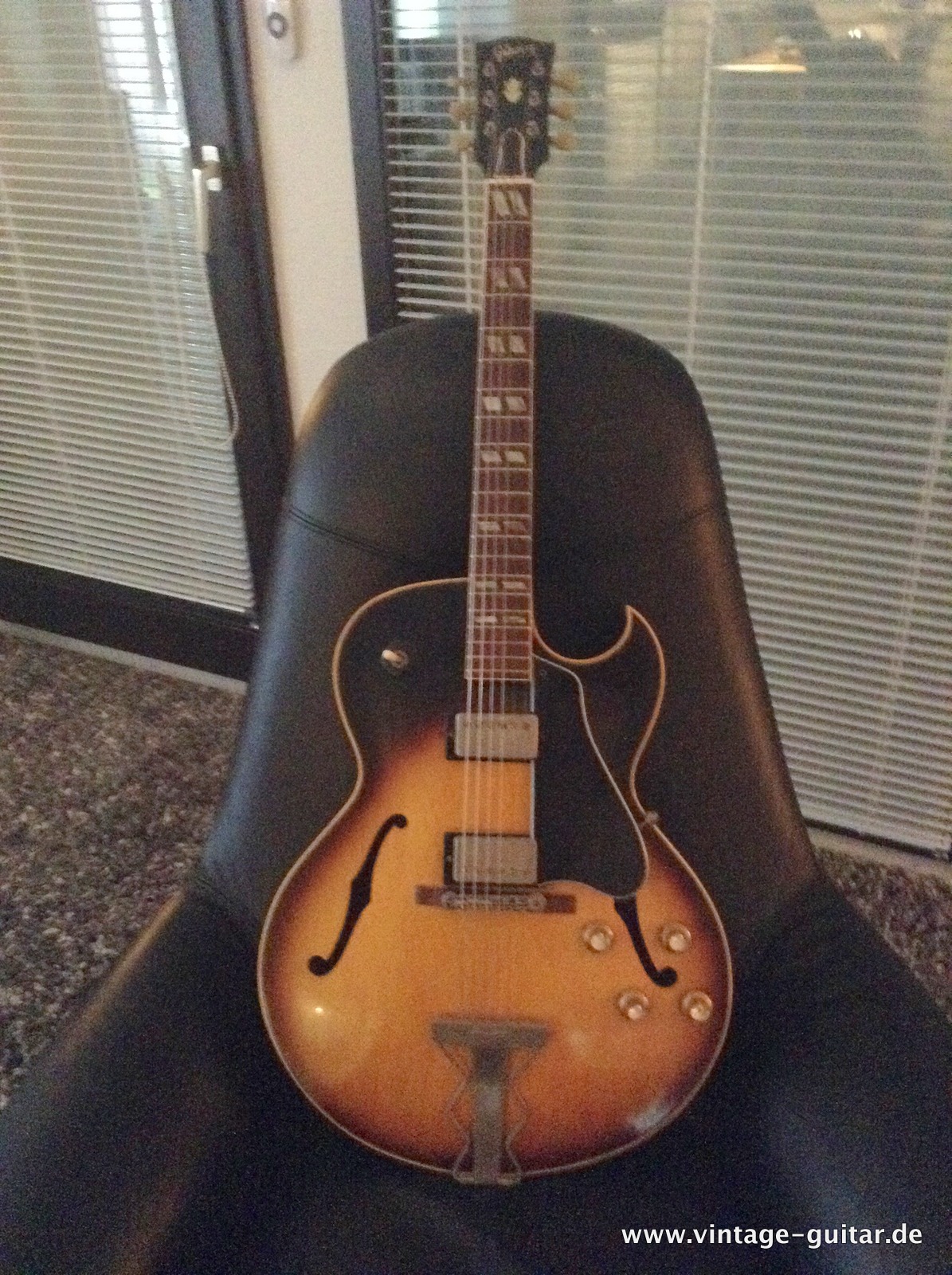Gibson-ES-175-D-sunburst-1963-001.JPG
