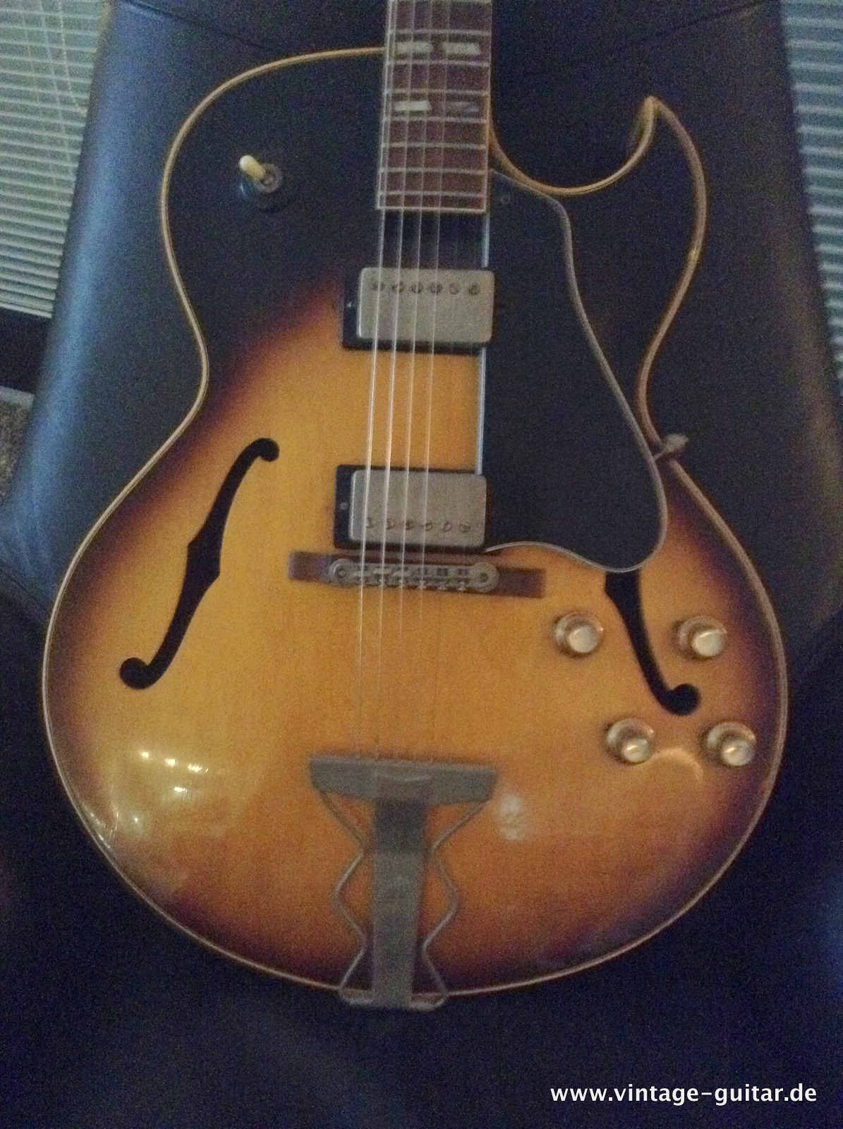Gibson-ES-175-D-sunburst-1963-002.JPG