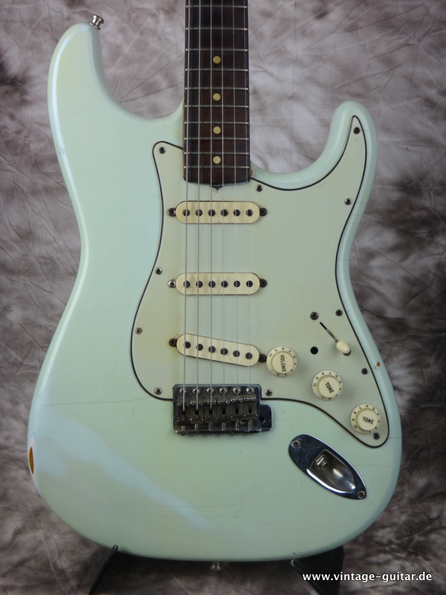 Fender-Stratocaster-sonic-blue-refinished-1963-brown-tolex-case-002.JPG
