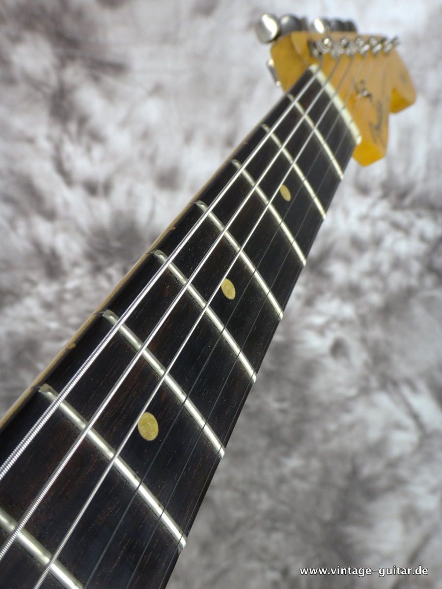 Fender-Stratocaster-sonic-blue-refinished-1963-brown-tolex-case-008.JPG