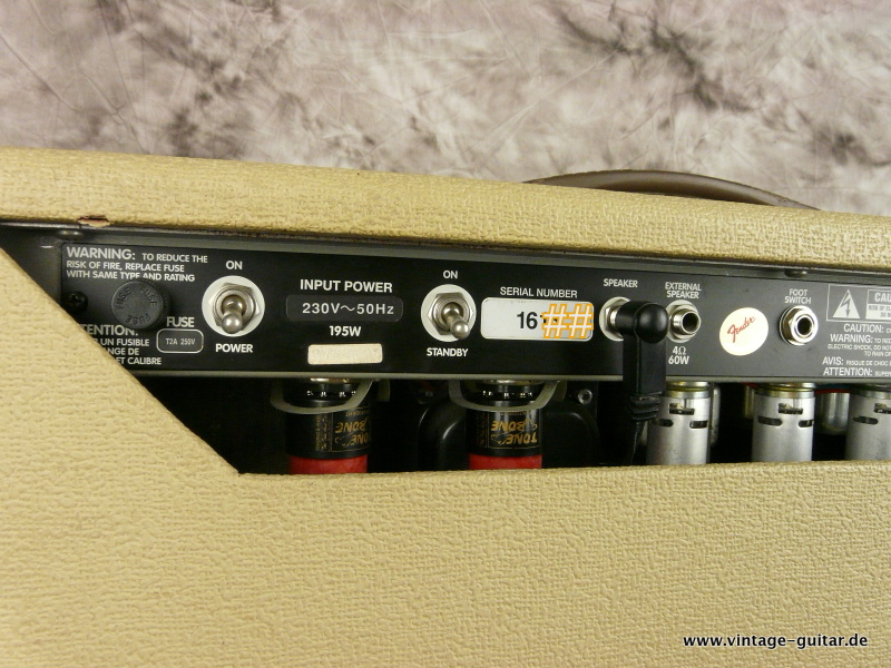 Fender_Vibroking_1999_white-tolex-007.JPG