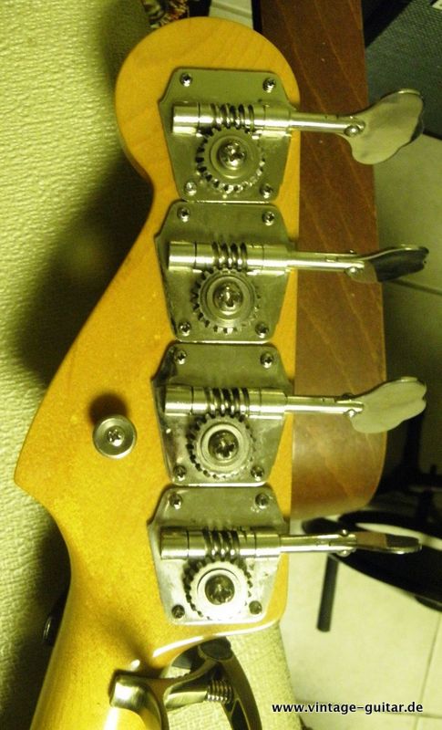 Fender-Precision-Bass-white-refinished-1962-006.jpg
