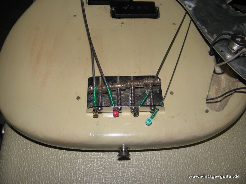Fender-Precision-Bass-white-refinished-1962-008.jpg