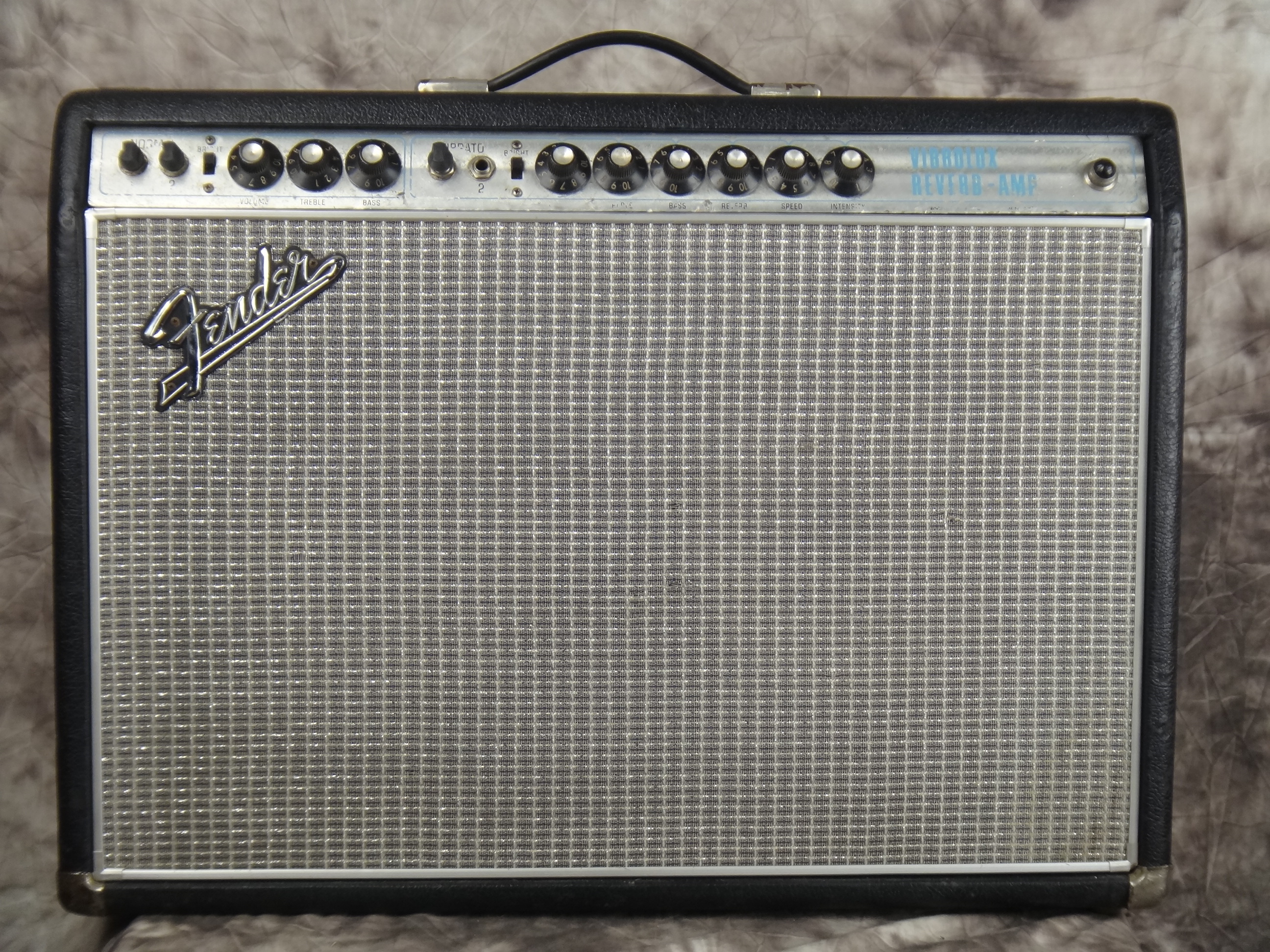 Fender_Vibrolux_reverb-1968-alutrim-001.JPG