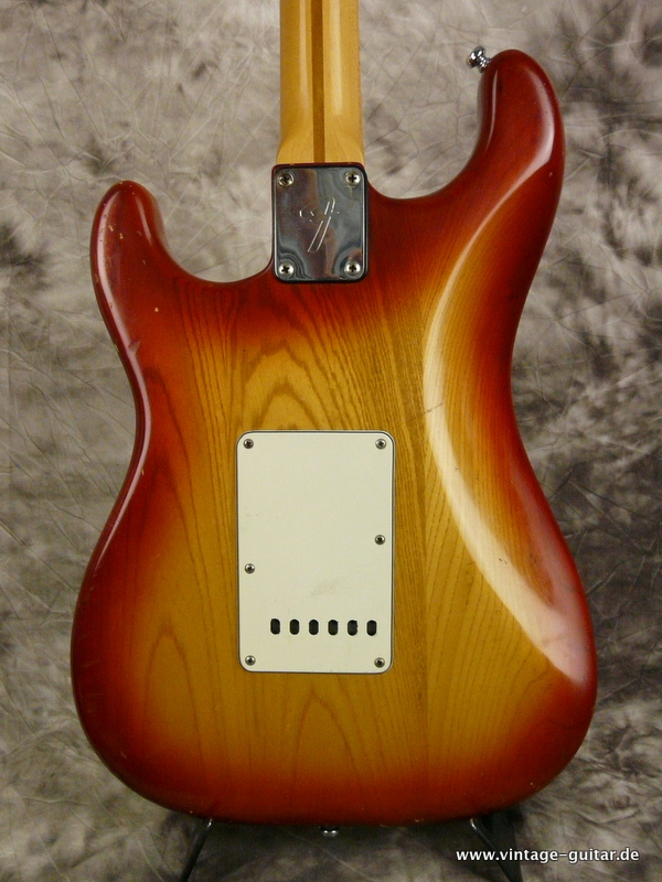 Fender_Stratocaster_1982-Dan-Smith-sienna-burst-004.JPG