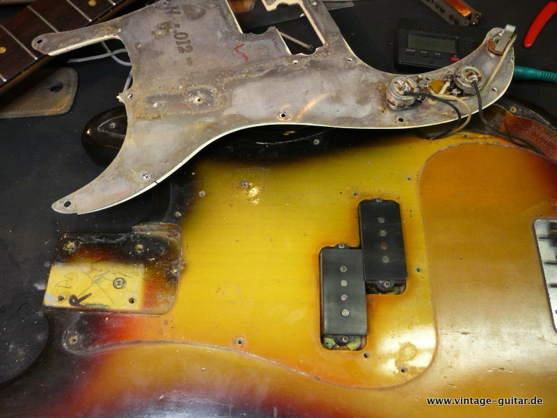 Fender_Precision_Bass_1966_sunburst-018.JPG