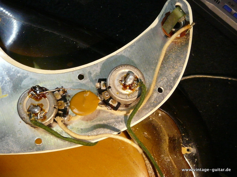 XXX-Fender_1968_Precision-sunburst-005.JPG