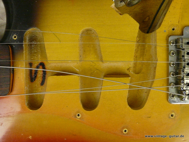 Fender-Stratocaster-1966-sunburst-018.JPG