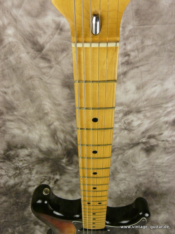 Fender-Stratocaster-sunburst-1980-non-tremolo-007.JPG