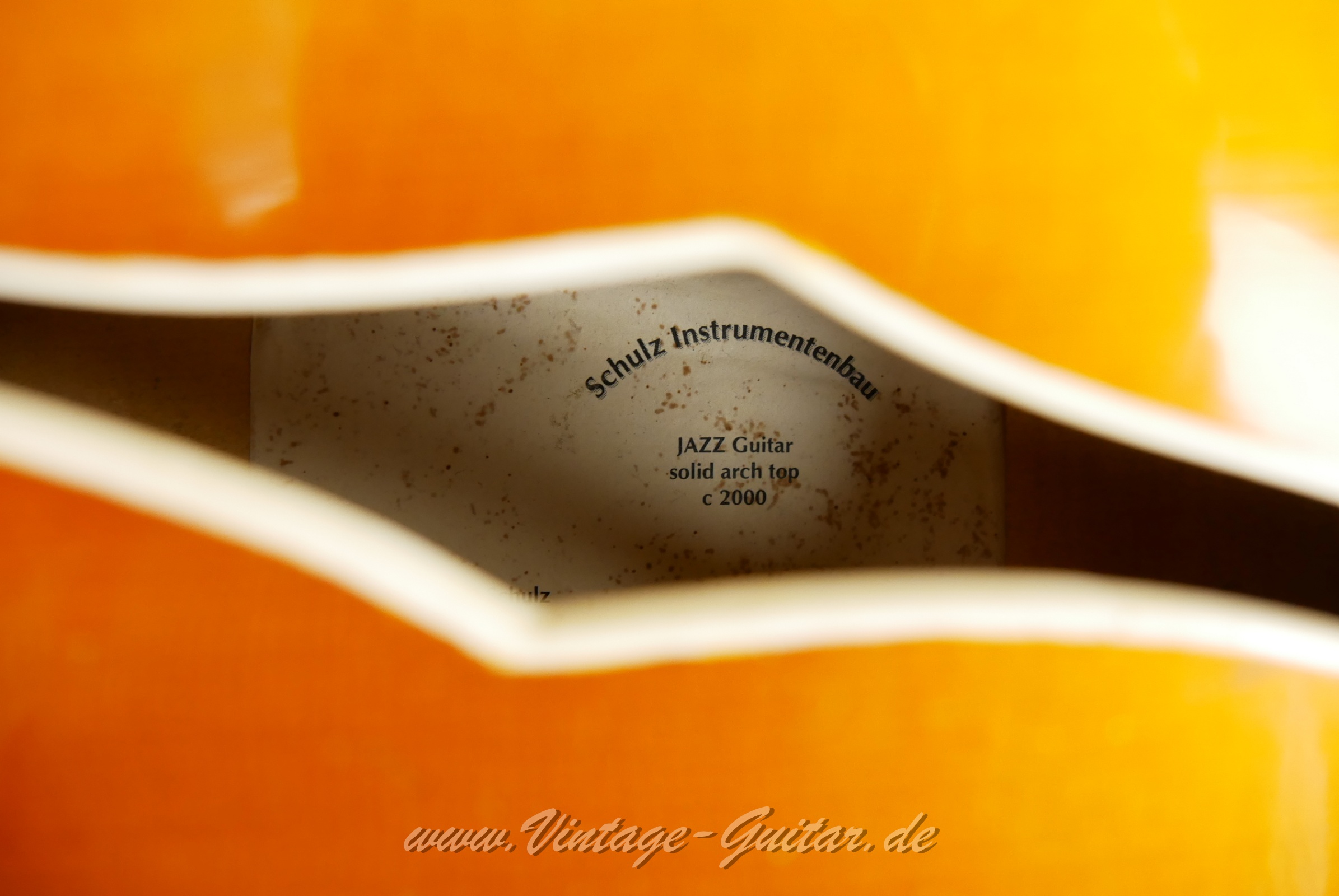 Schulz_Instrumentenbau_Solid_Archtop_sunburst_2000-014.JPG