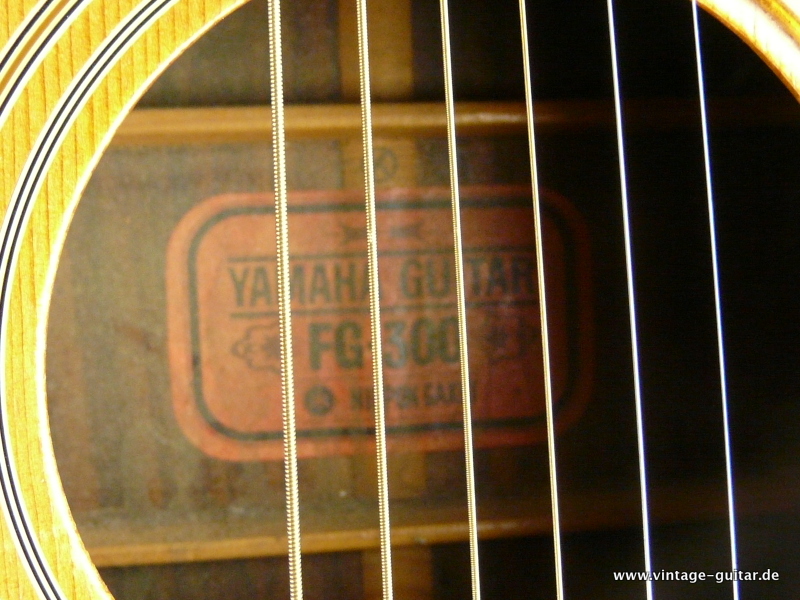 Yamaha-FG-300-Japan-red_label-009.JPG